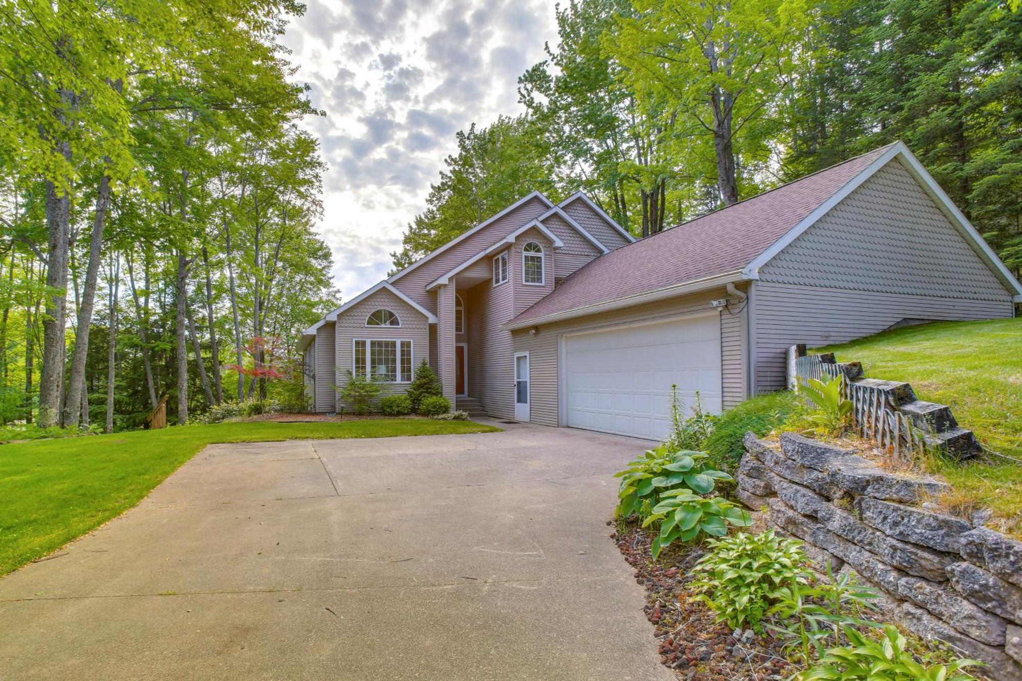 Family-Friendly Cadillac Home With Golf Course Views Exterior photo