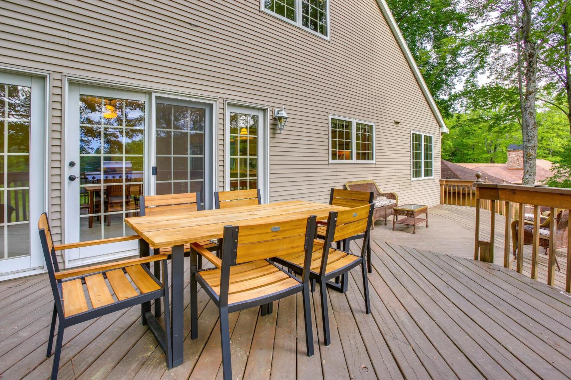 Family-Friendly Cadillac Home With Golf Course Views Exterior photo