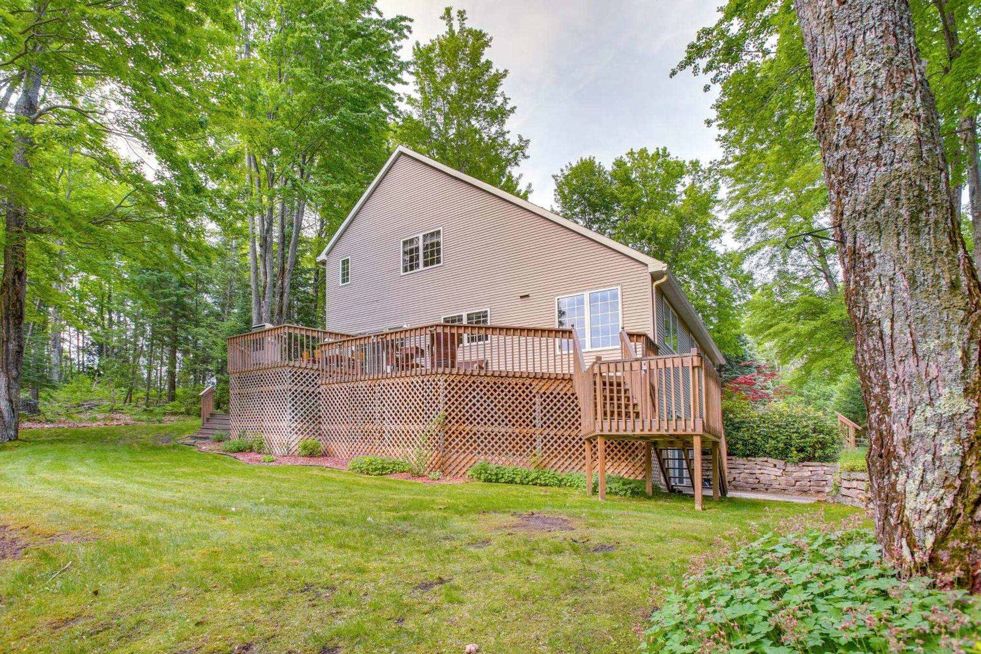 Family-Friendly Cadillac Home With Golf Course Views Exterior photo